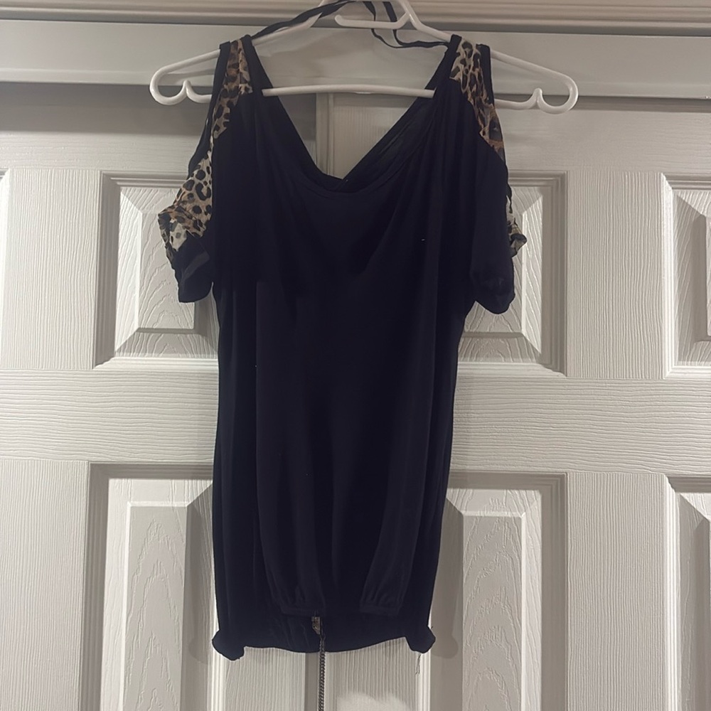 Deb short sleeve T with shoulder cut outs and necklace, size S